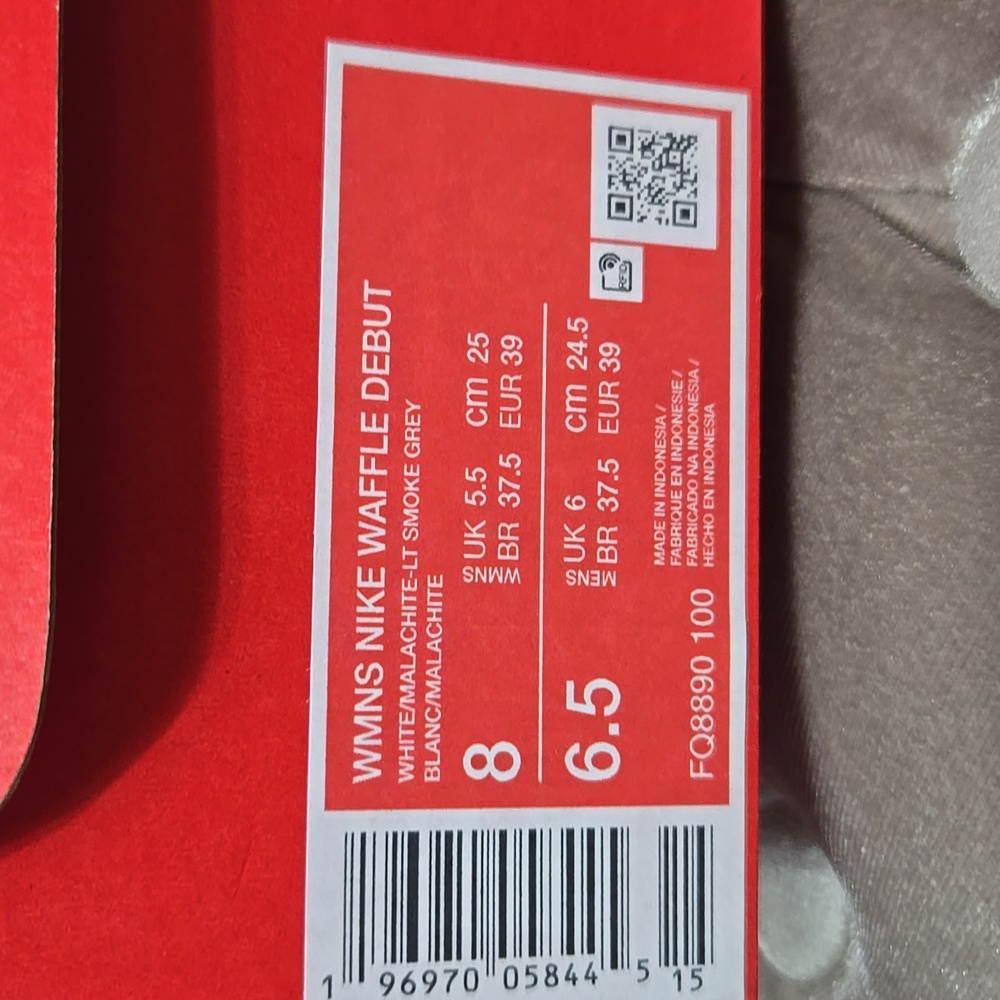 NWT Nike White and Green Athletic Shoes - Picture 7 of 7